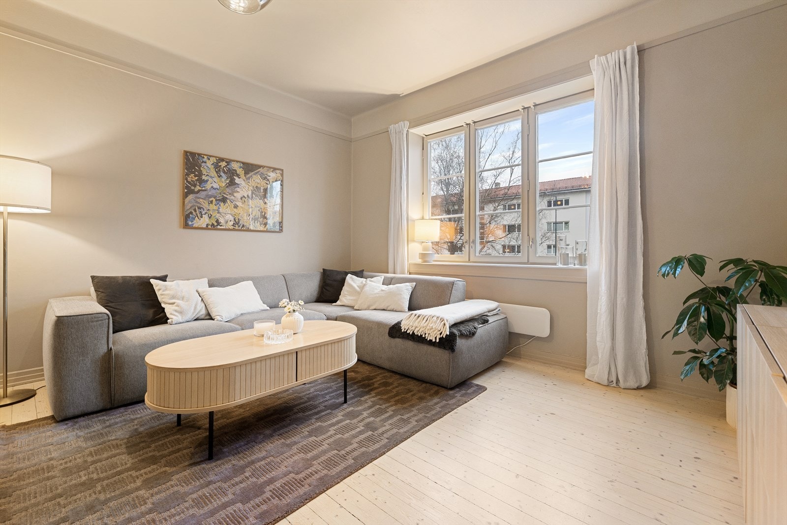 Stort, luftig og innbydende stue med store vindusflater og god takhøyde. Galleribilde