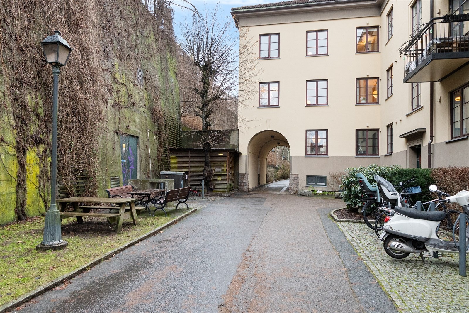 Leiligheten ligger i et veldrevet borettslag med hyggelig bakgård og god vedlikeholdshistorikk. Galleribilde