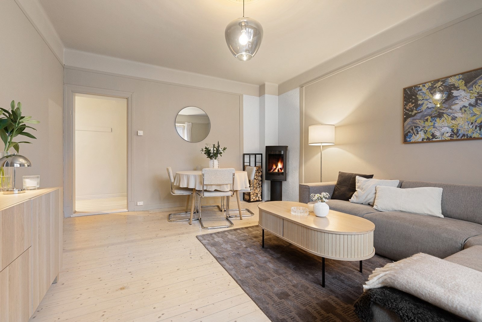 Stilrene overflater med pent tregulv og veggene er nylig malt i en tidsriktig fargetone. Galleribilde