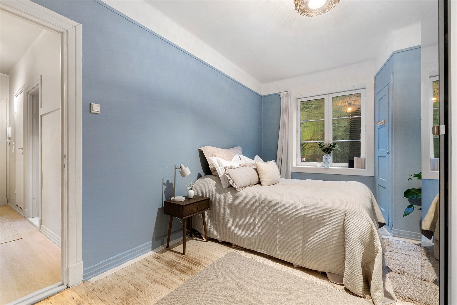 Det er god plass til dobbeltseng, nattbord og store garderobeskap. Galleribilde