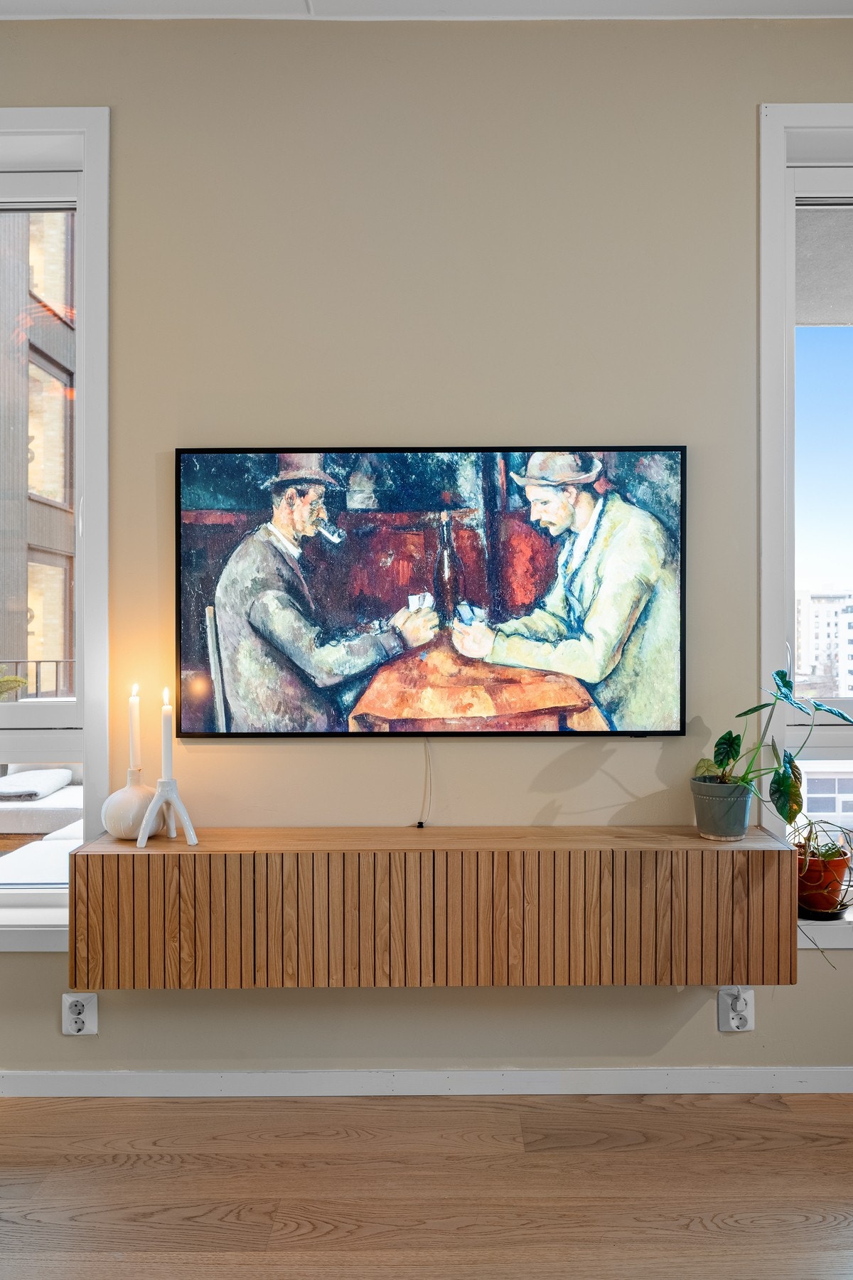 Overflatene i boligen består av parkettgulv samt slette, malte vegger. Galleribilde