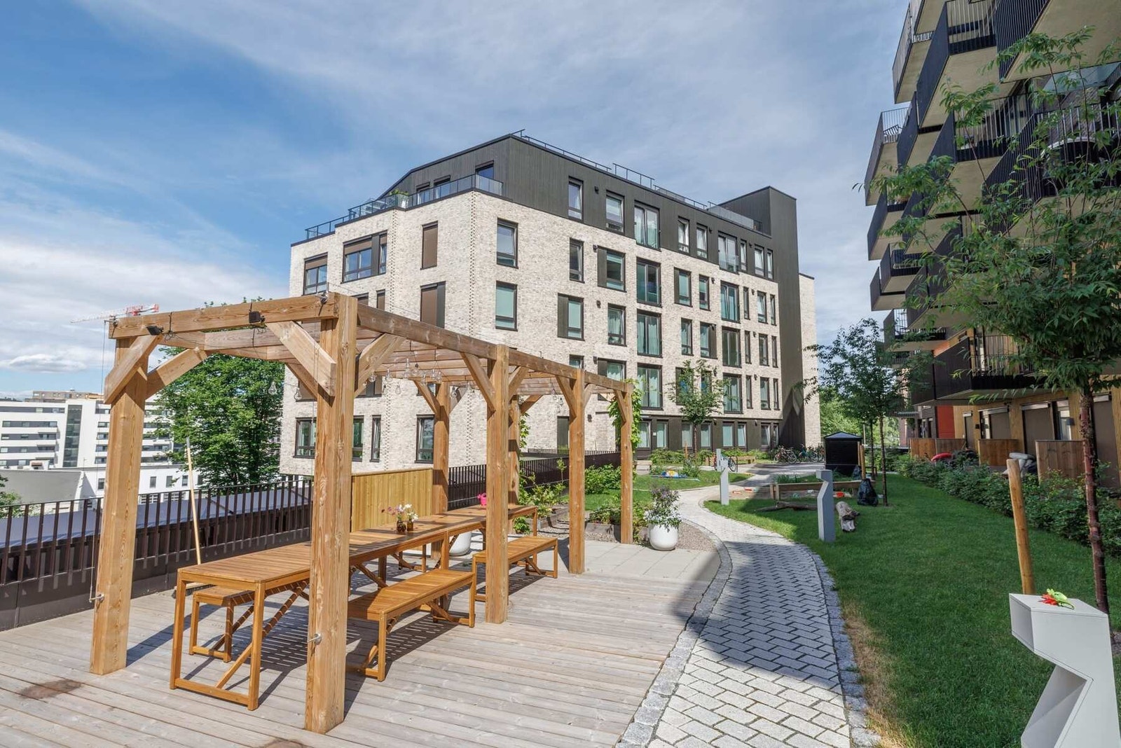 Boligen ligger i en blindvei, rett ved et nyetablert og innbydende parkdrag som gir området en grønn og harmonisk atmosfære. Galleribilde