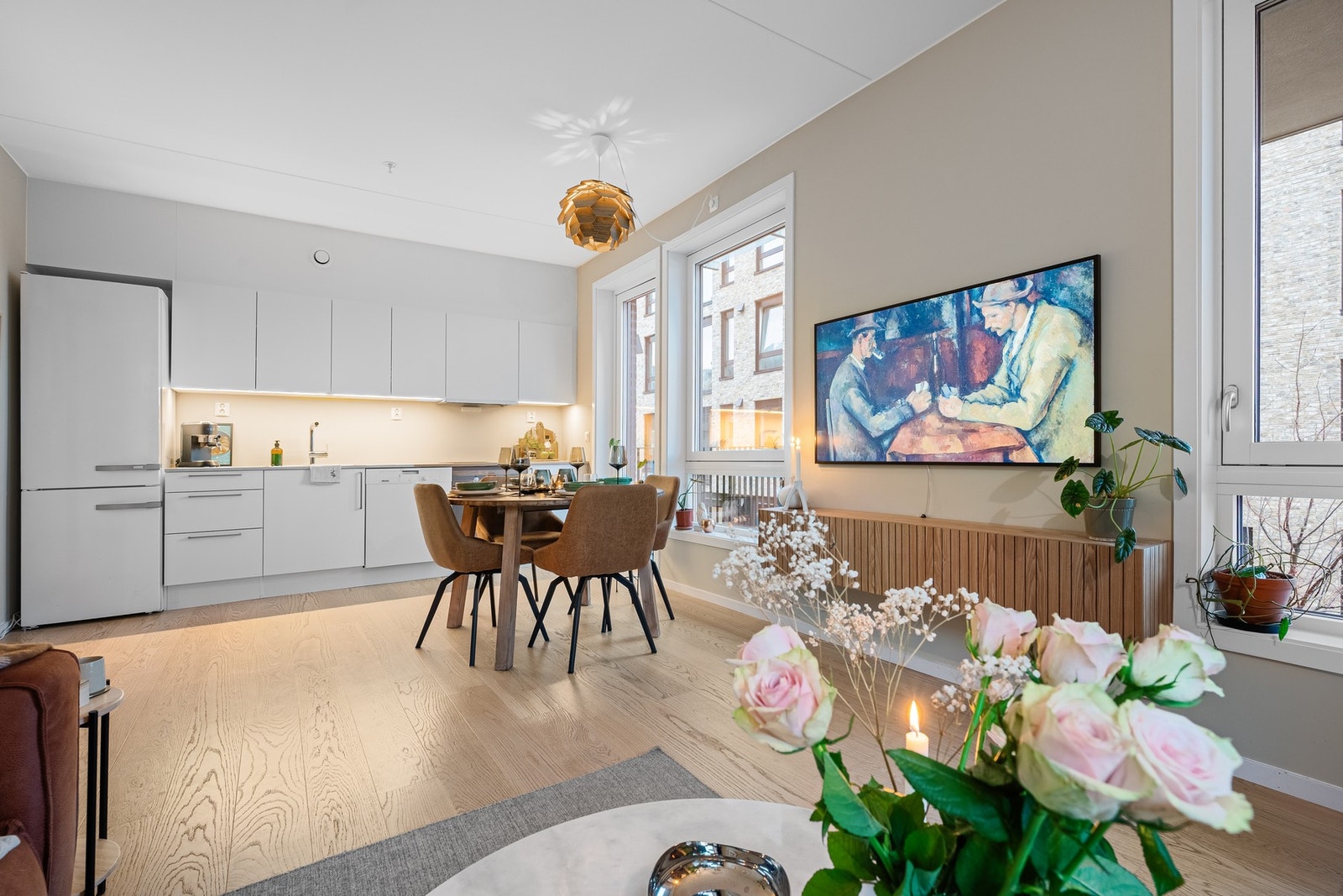 Kjøkkenet er stilrent med glatte fronter og laminert benkeplate, samt nedfelt stålvask med ettgreps blandebatteri. Galleribilde