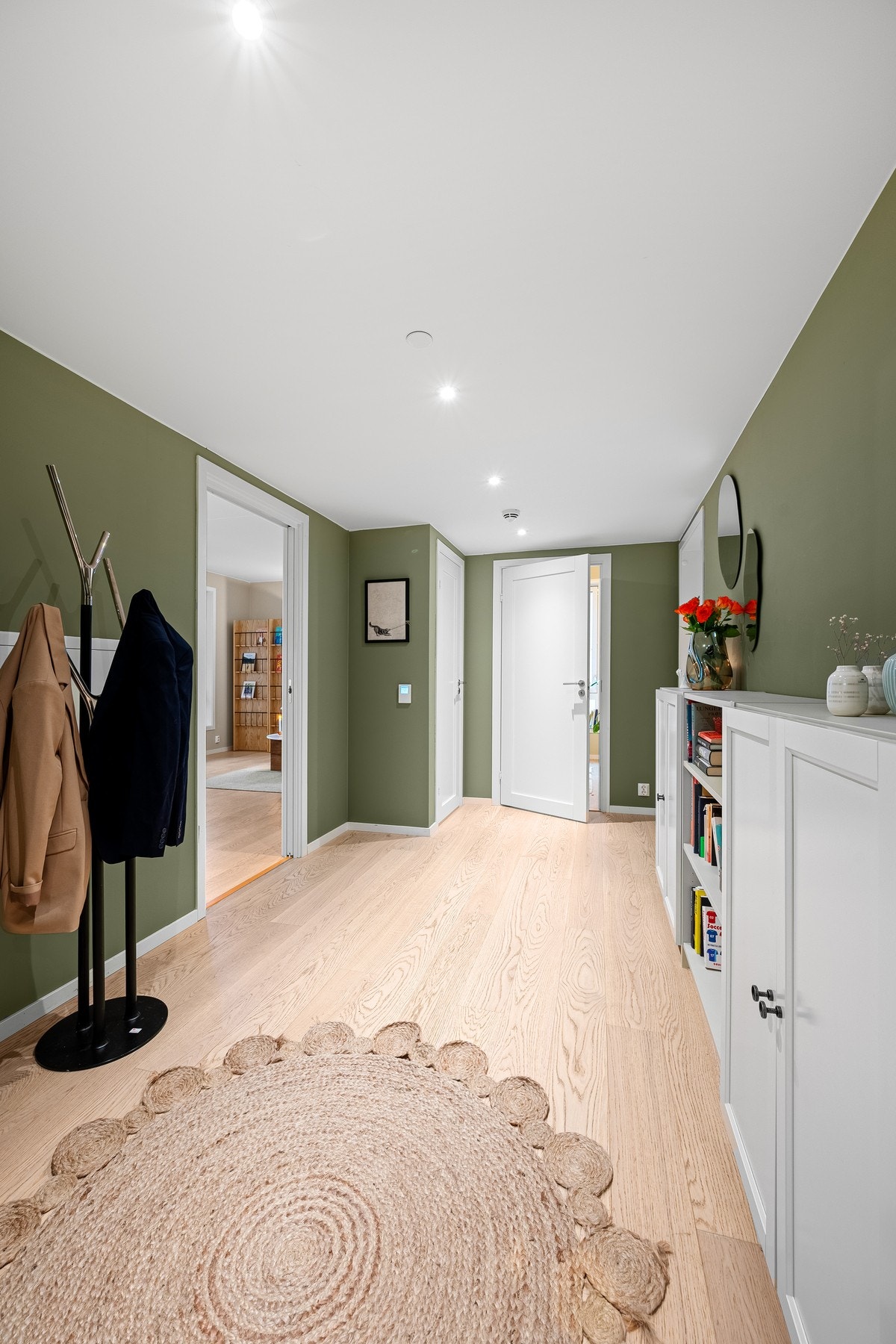 Entréen ønsker deg velkommen med et moderne og innbydende uttrykk som setter en stilren tone for resten av boligen. Galleribilde