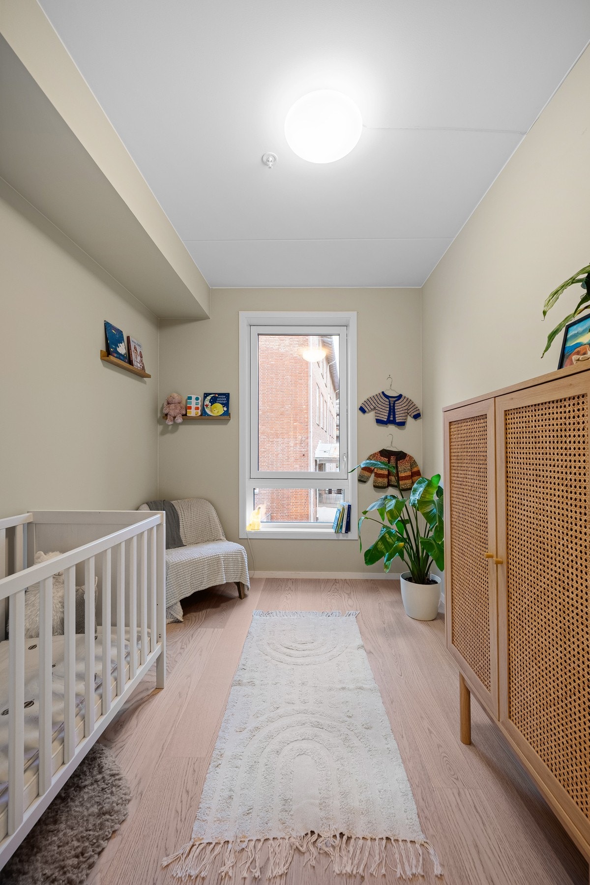 Det andre soverommet er lyst og fleksibelt, og egner seg godt som barnerom, gjesterom eller hjemmekontor. Galleribilde