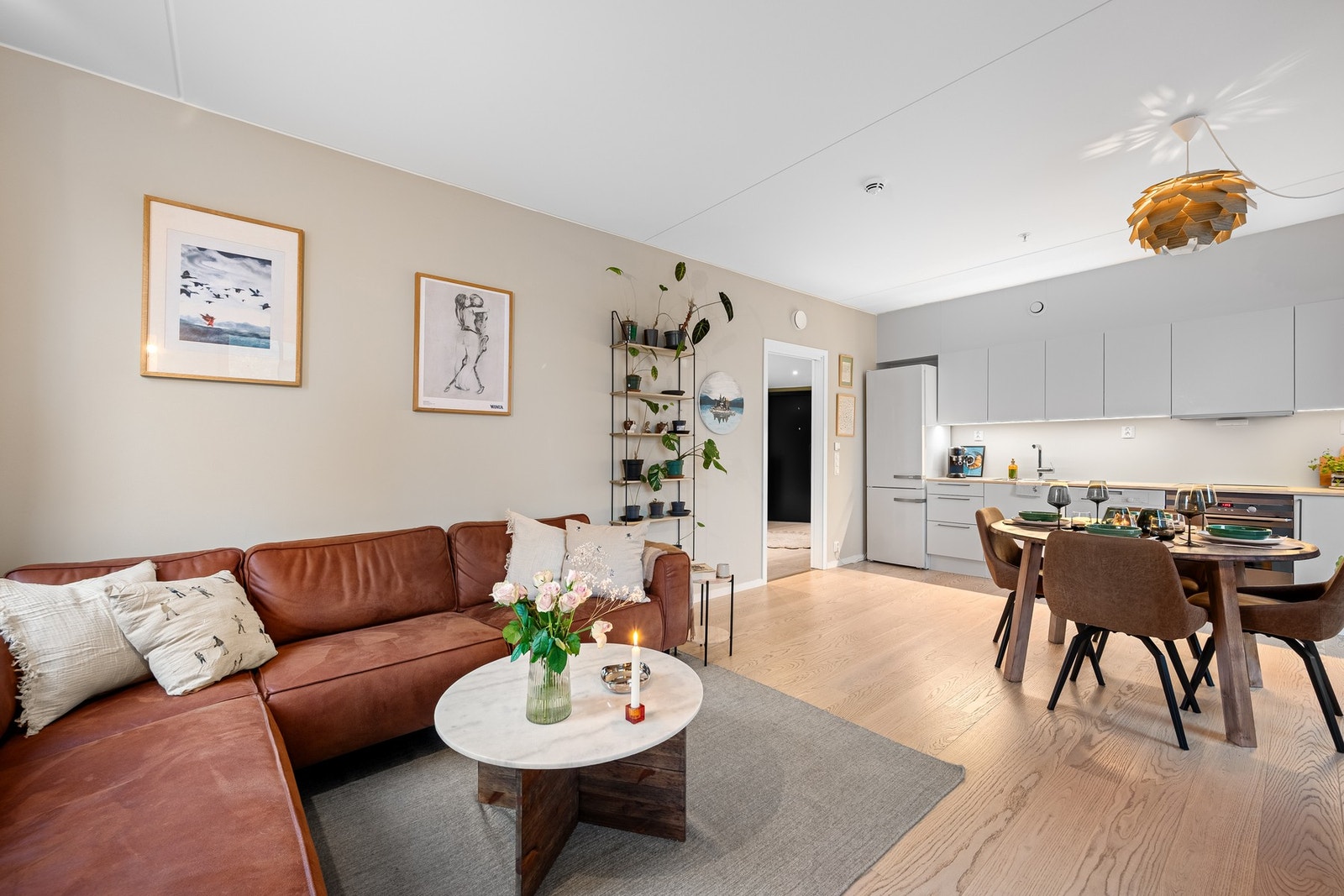 Leiligheten har en takhøyde på 263 cm, noe som ytterligere forsterker den luftige følelsen. Galleribilde