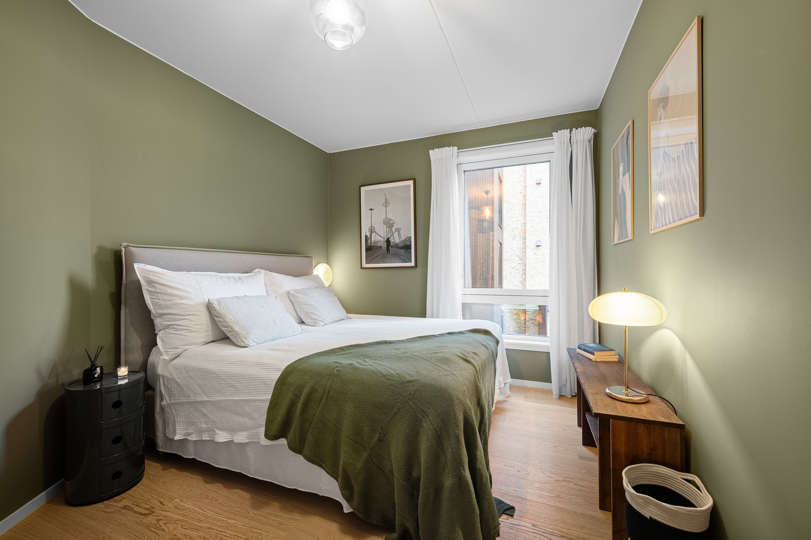 Leiligheten har to romslige soverom med store vindusflater som sørger for godt lysinnslipp og en behagelig atmosfære. Galleribilde