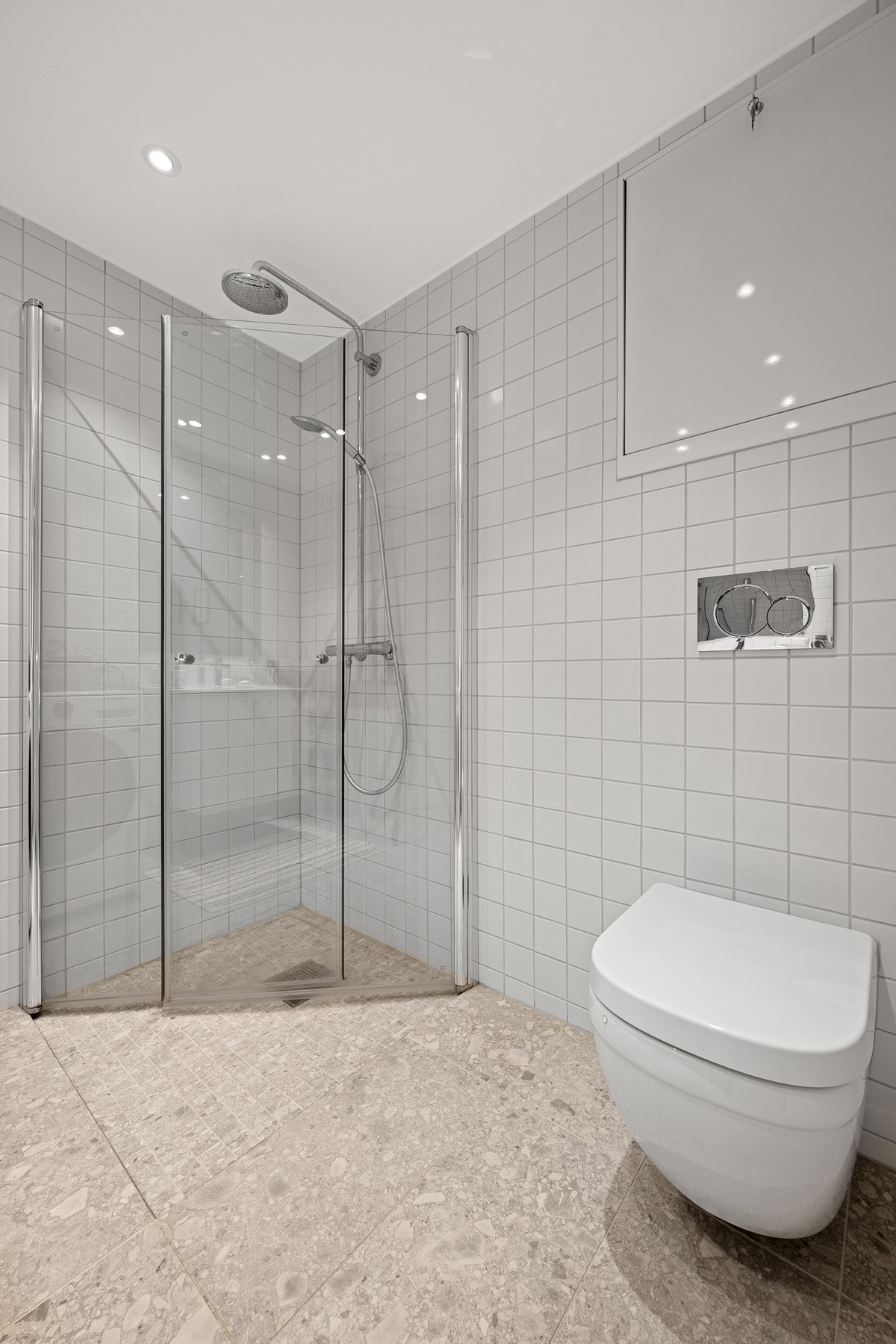 Vannbåren gulvvarme og innfelte spotter skaper både komfort og stemningsfull belysning. Galleribilde