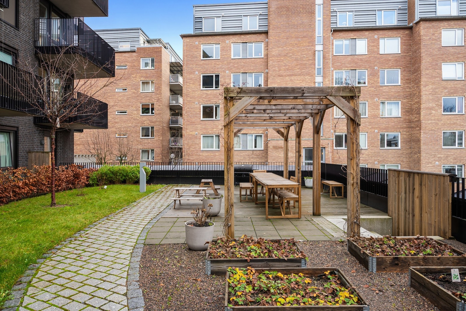 Nabolaget byr på flere hyggelige sitteplasser. Galleribilde