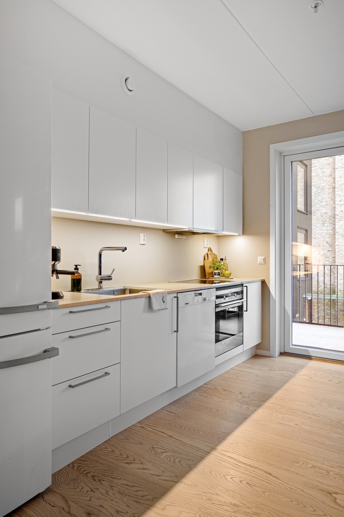 Det er også montert waterguard, komfyrvakt og ventilator med kullfilter og forsert avtrekk. Galleribilde