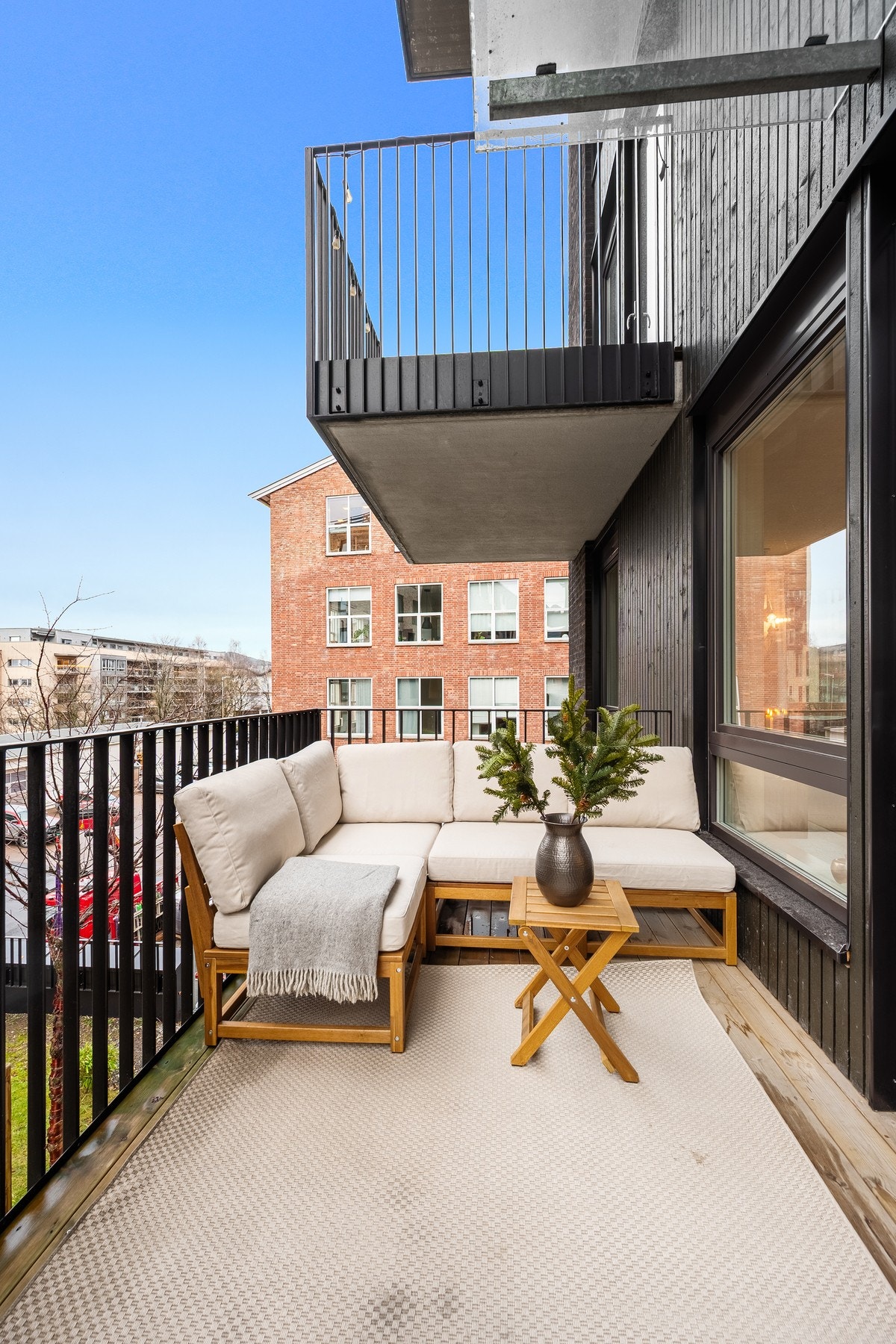 Balkongen vender mot nordvest og nås direkte fra kjøkkenet. Galleribilde