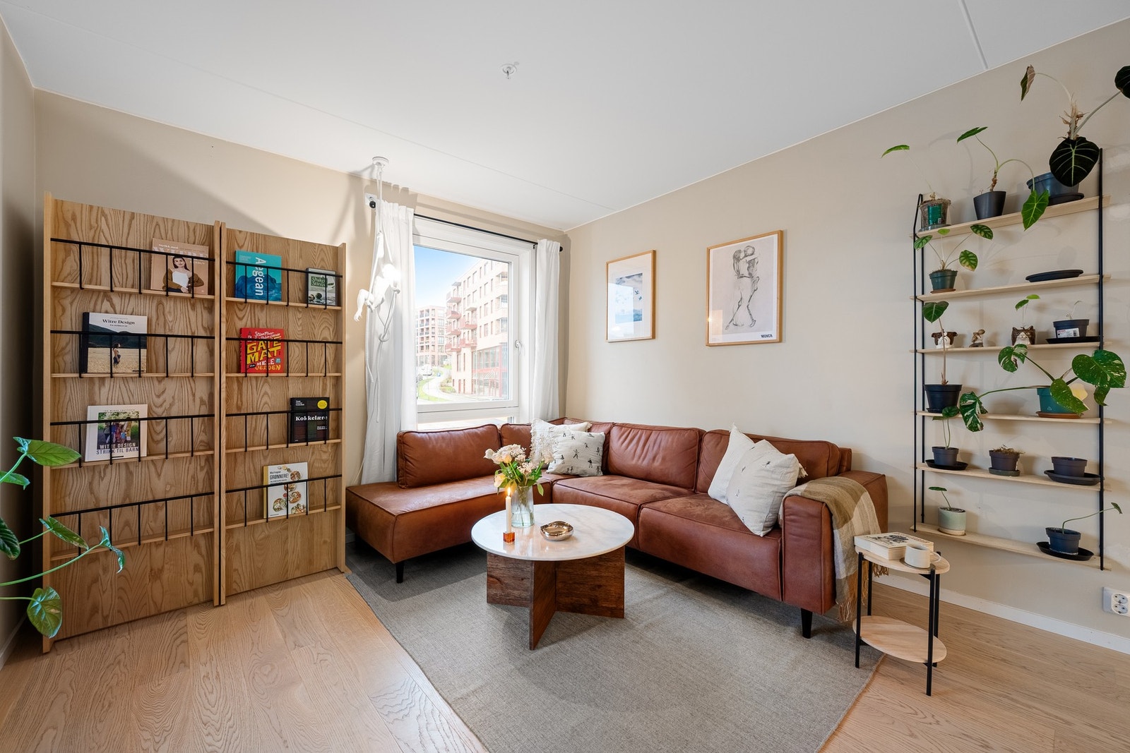 Den åpne planløsningen gir god plass til både spisebord og sittegruppe, og rommet fungerer som et naturlig samlingspunkt for både hverdag og sosiale anledninger. Galleribilde