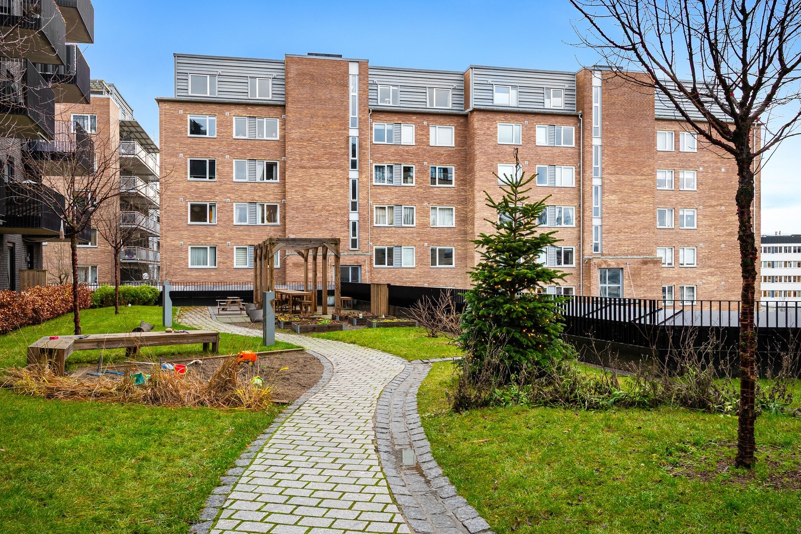 Fellesområdene er pent opparbeidet med plen, diverse beplanting og lekearealer. Galleribilde