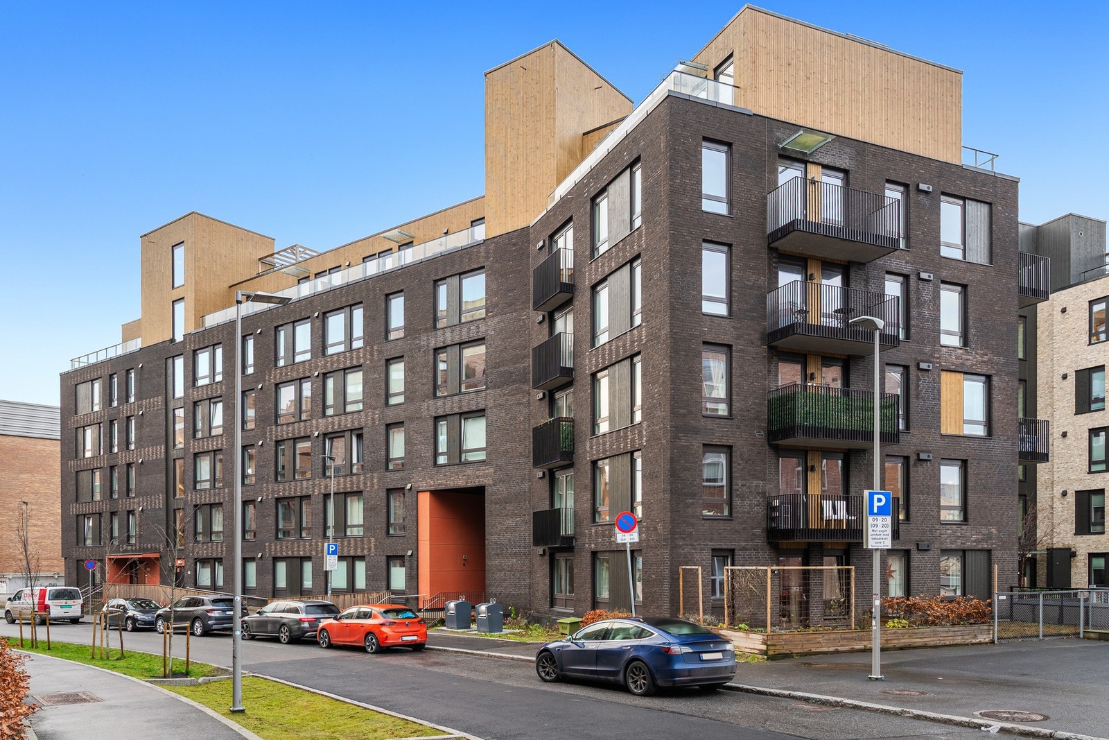 Leiligheten ligger på attraktive og livlige Ensjø i bydel Gamle Oslo, med nærhet til Tøyenparken, idylliske Kampen Hageby, Kampen, Vålerenga og Valle Hovin. Galleribilde