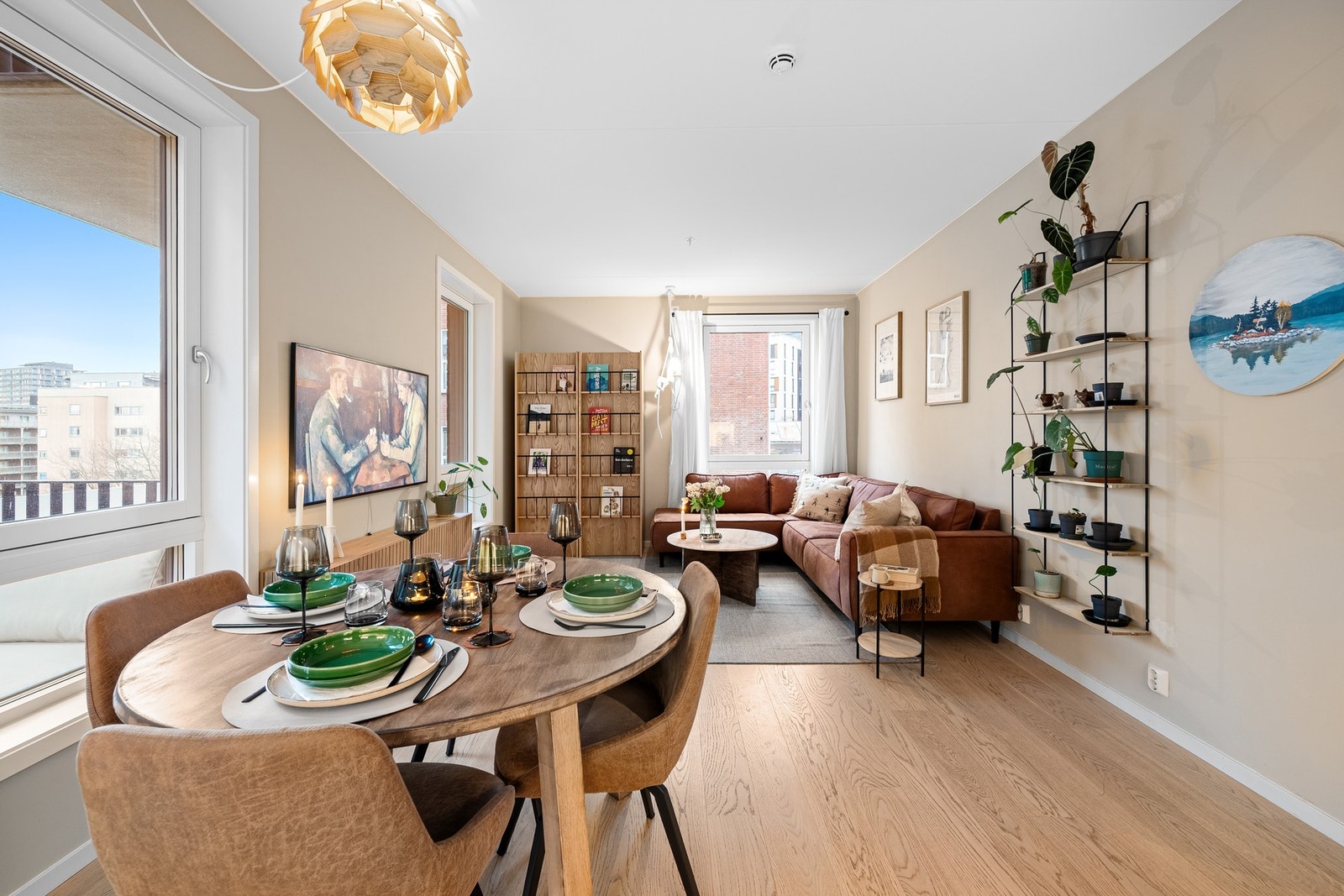 Stue og kjøkken er samlet i en åpen og sosial løsning som gir en lys og luftig atmosfære. Galleribilde