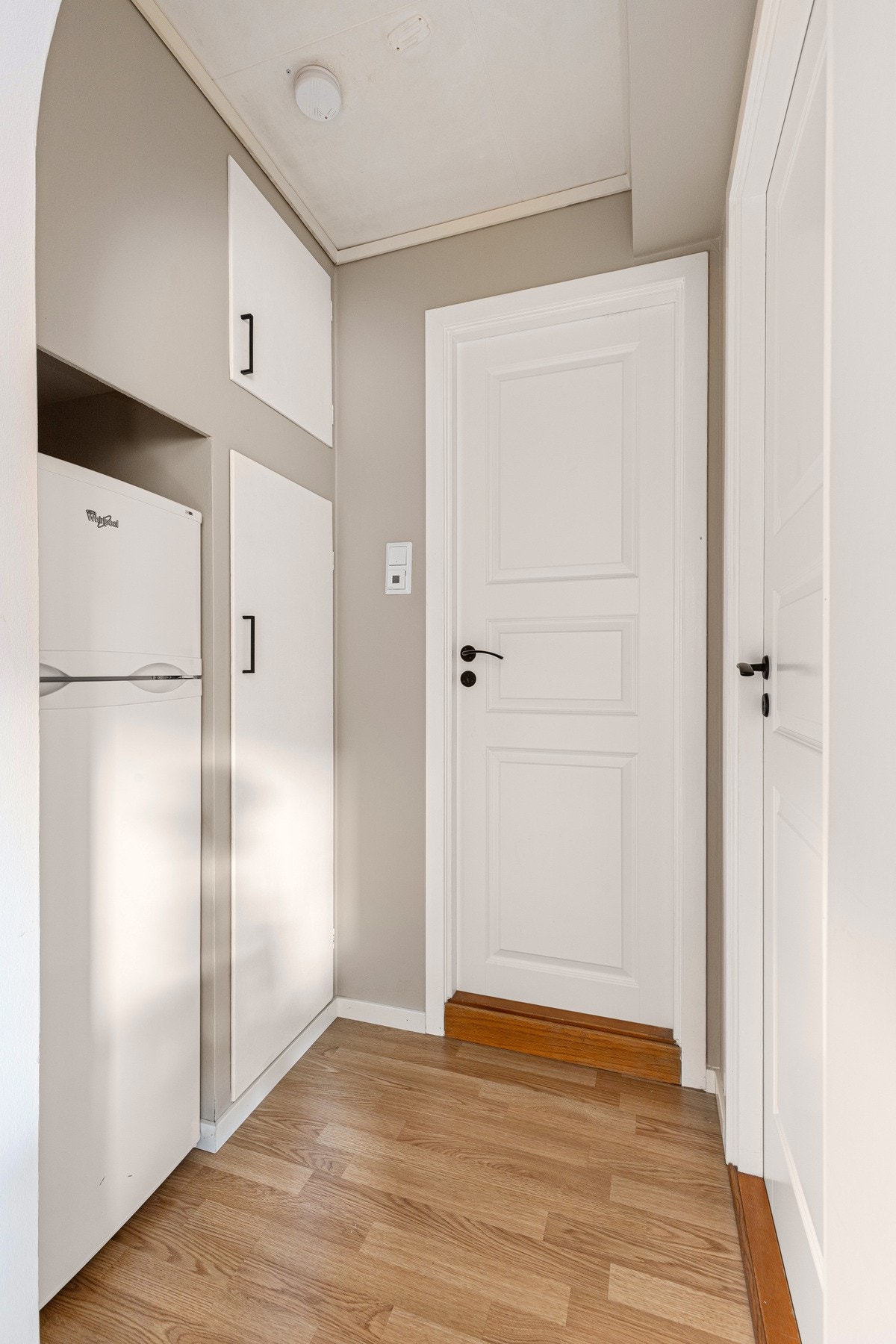 Leiligheten har laminat på gulv. Fliser på badet. Galleribilde