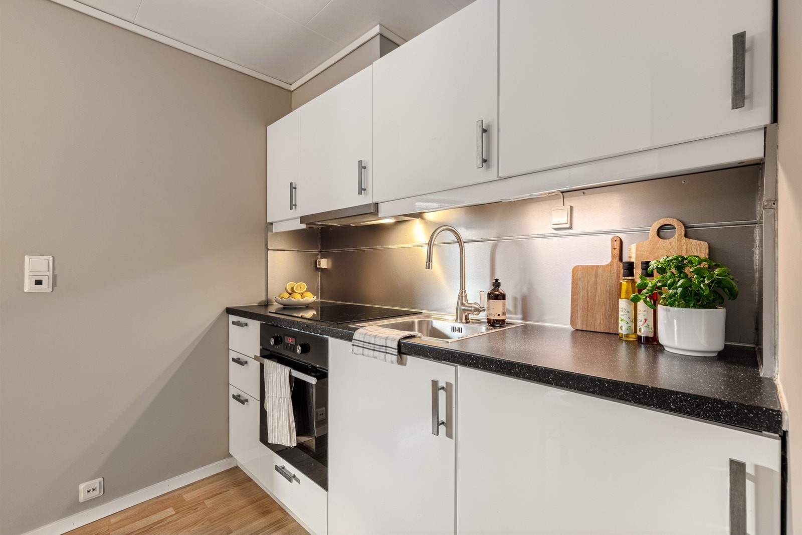 Kjøkkenet er fra Ikea og har innredning med glatte fronter. Galleribilde