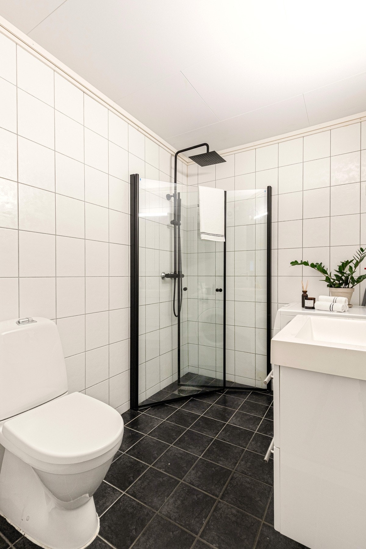 Rommet har toalett, dusjhjørne og opplegg for vask/tørk. Galleribilde