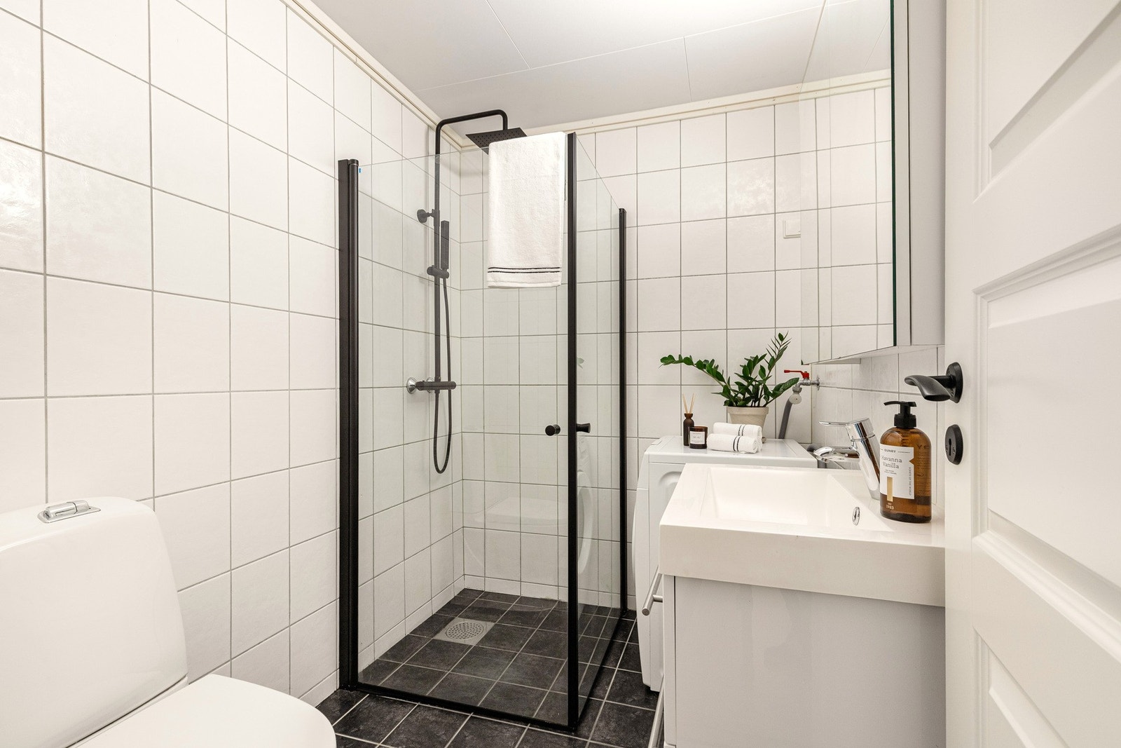 Flislagt baderom av god størrelse. Galleribilde