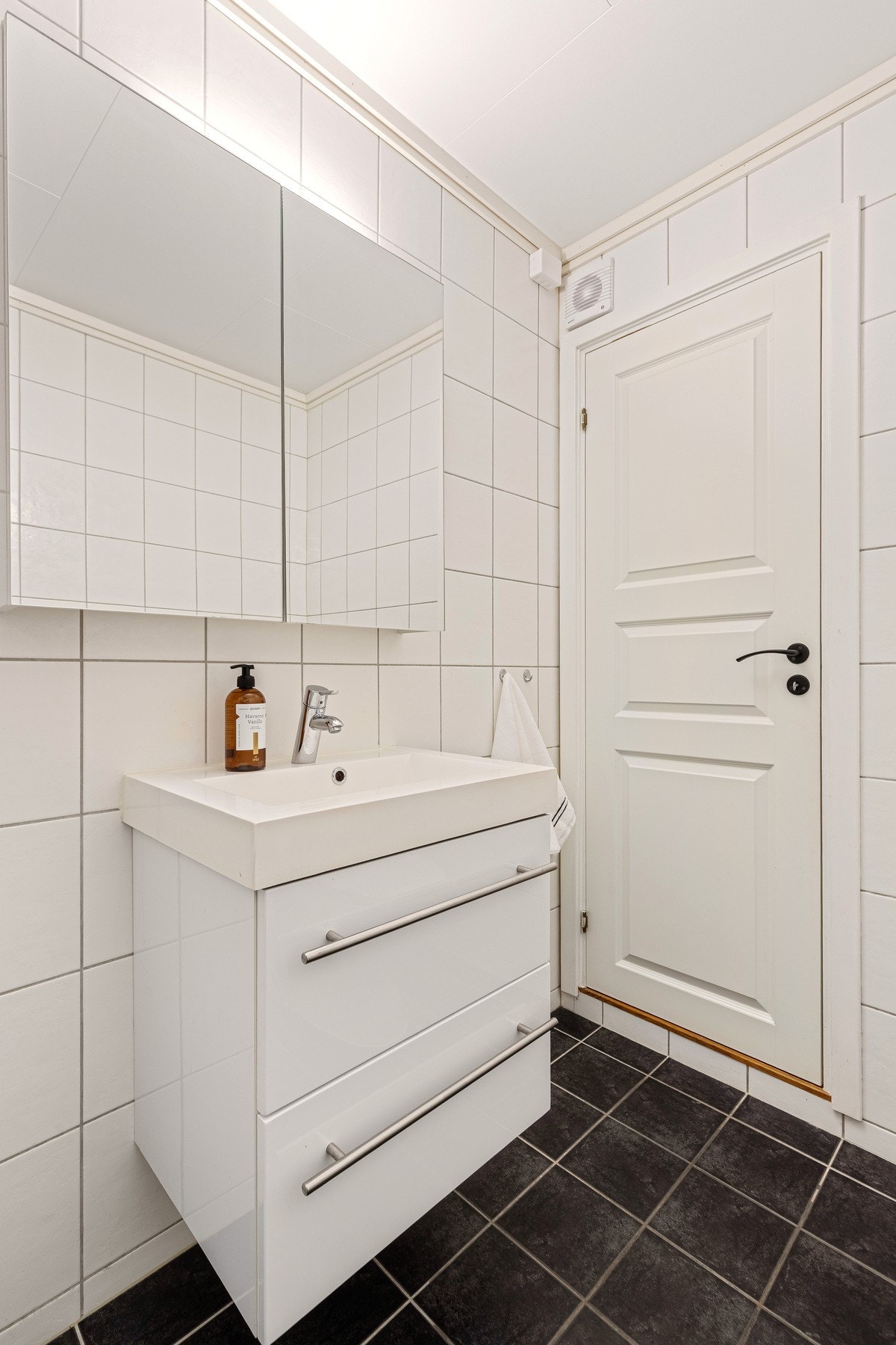 Oppbevaringsplass i baderomsinnredningen. Galleribilde