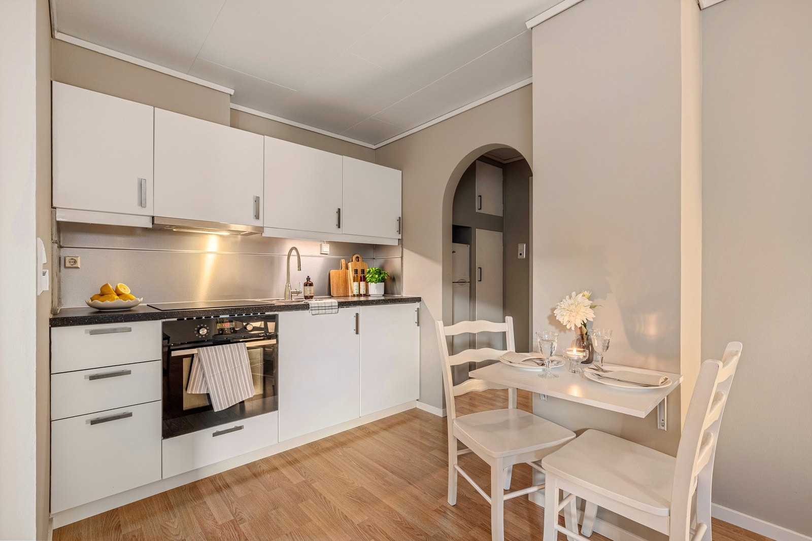 Du får plass til en spisegruppe i tilknytning kjøkkenet. Galleribilde