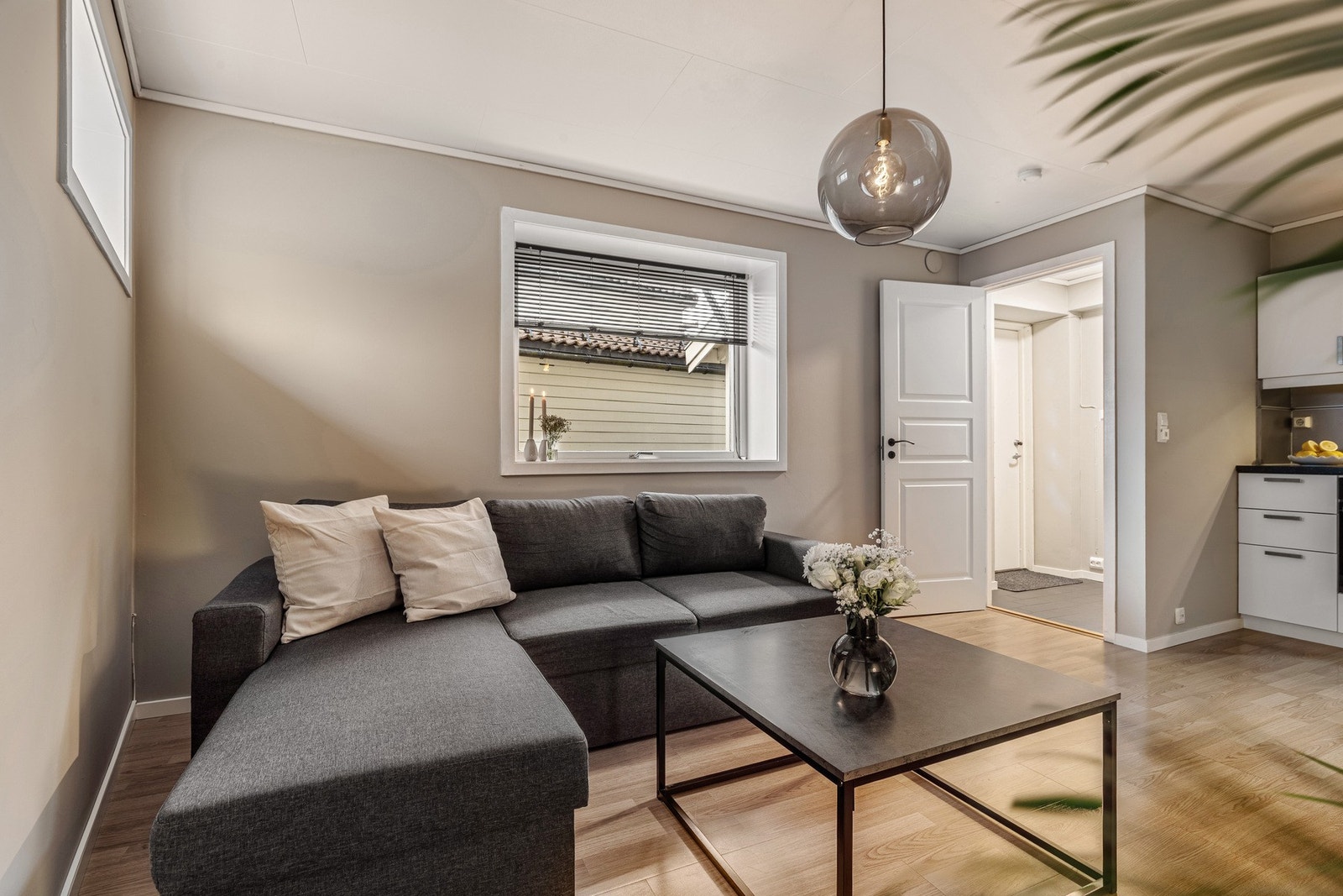 Stuen er i en åpen og sosial løsning mot kjøkkenet. Galleribilde