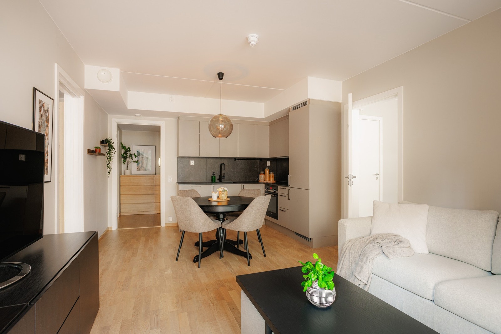 Den åpne løsningen gjør det enkelt å kombinere matlaging med sosialt samvær, enten det er hverdagsmiddager eller helgebesøk. Galleribilde