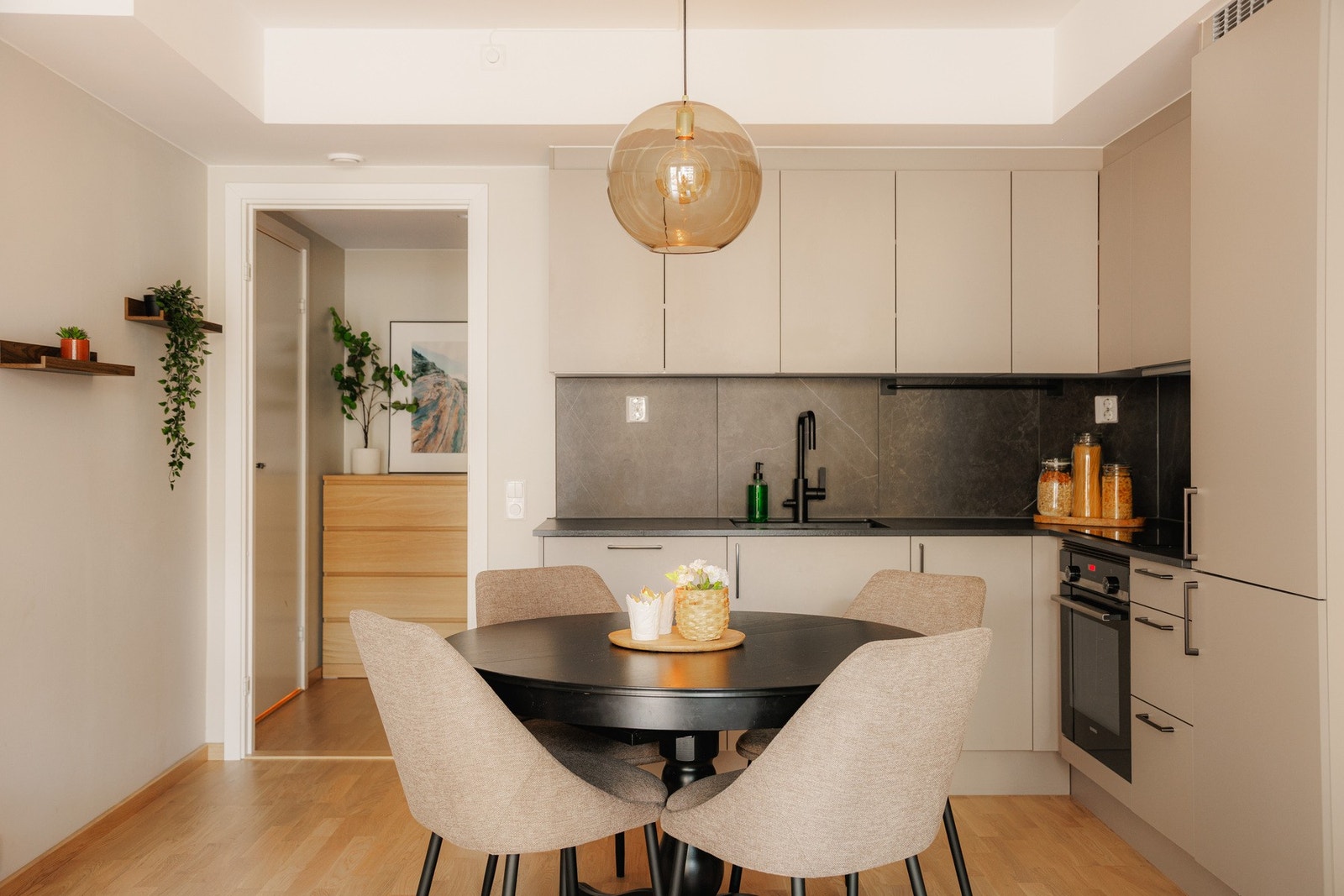 Kjøkkenet er integrert i stuen og utformet med kjøkkeninnredning fra 2023 bestående av glatte fronter og laminert benkeplate som gir et moderne og tidløst uttrykk. Galleribilde