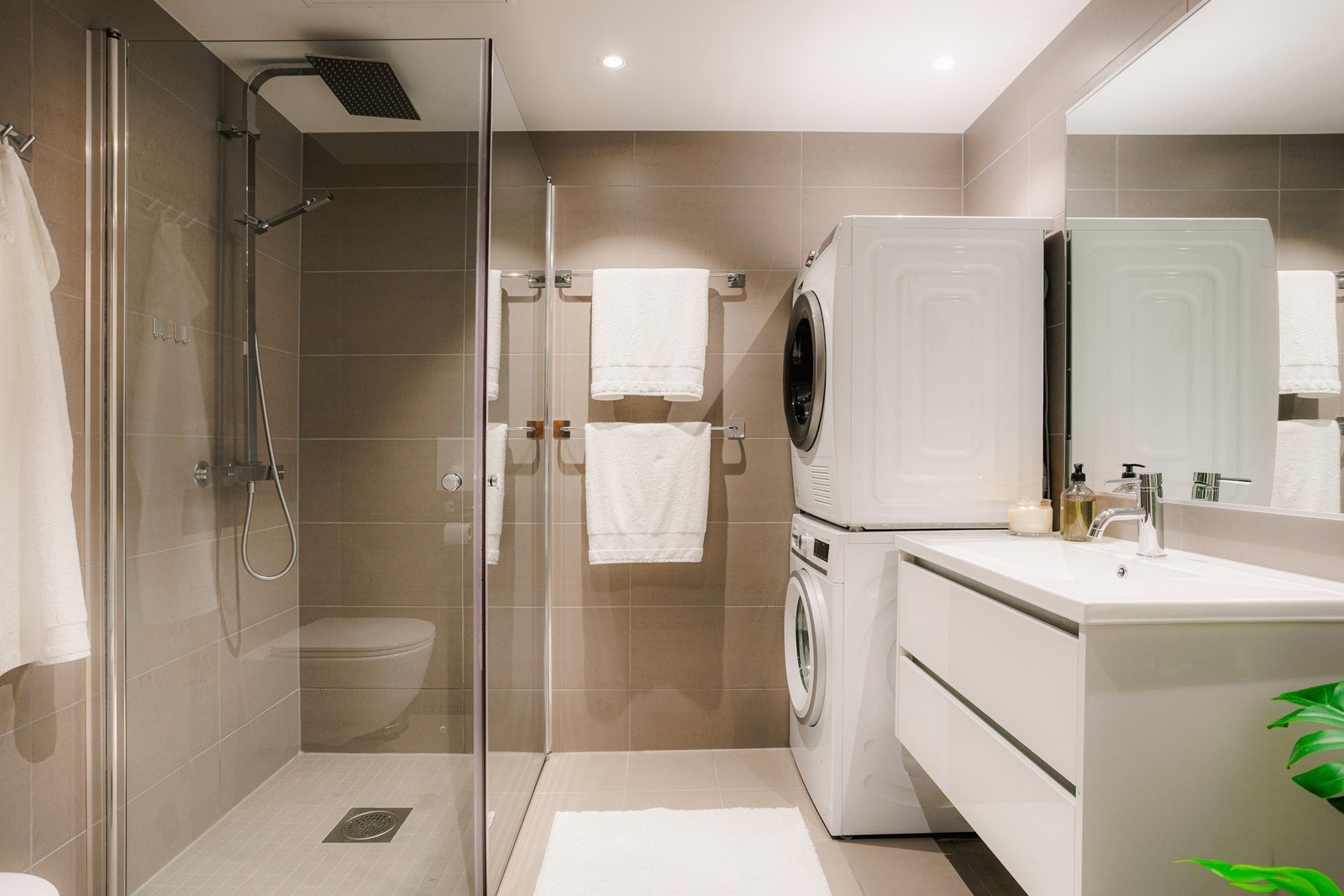 Baderommet fremstår som moderne og delikat fra byggeåret 2023, med flislagte overflater i et tidløst design og behagelig gulvvarme. Galleribilde