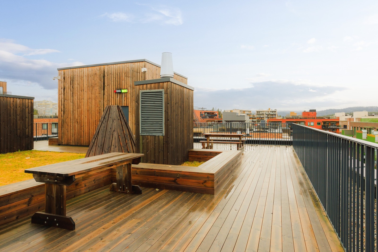 Felles takterrasse med flott utsikt og flere hyggelige sitteplasser. Galleribilde