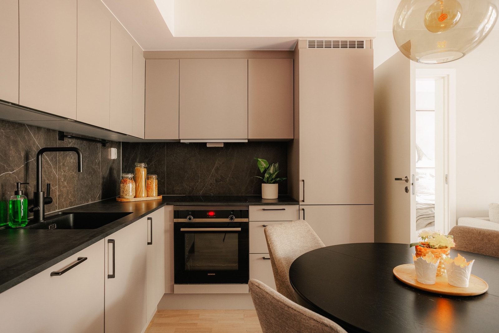 Kjøkkenet er utstyrt med integrerte hvitevarer, inkludert kjøleskap med frysedel, oppvaskmaskin, stekeovn og nedfelt platetopp. Galleribilde