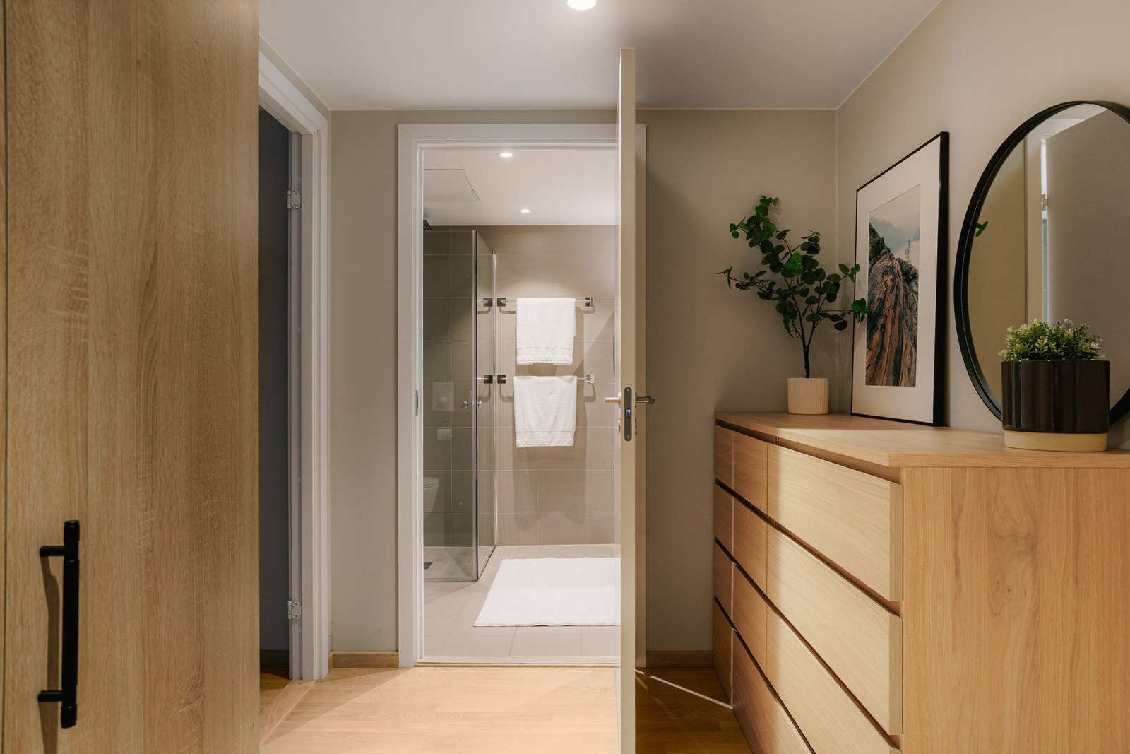 Entréen fungerer som et naturlig bindeledd mellom boligens rom, perfekt når du kommer hjem med handleposer, barnevogn eller er ferdig trent. Galleribilde