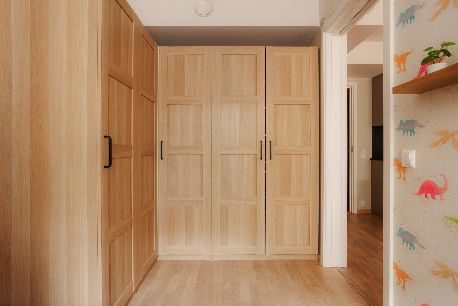 Rommet er av god størrelse og kan derfor i tillegg brukes til skap for ekstra lagringsplass. Galleribilde