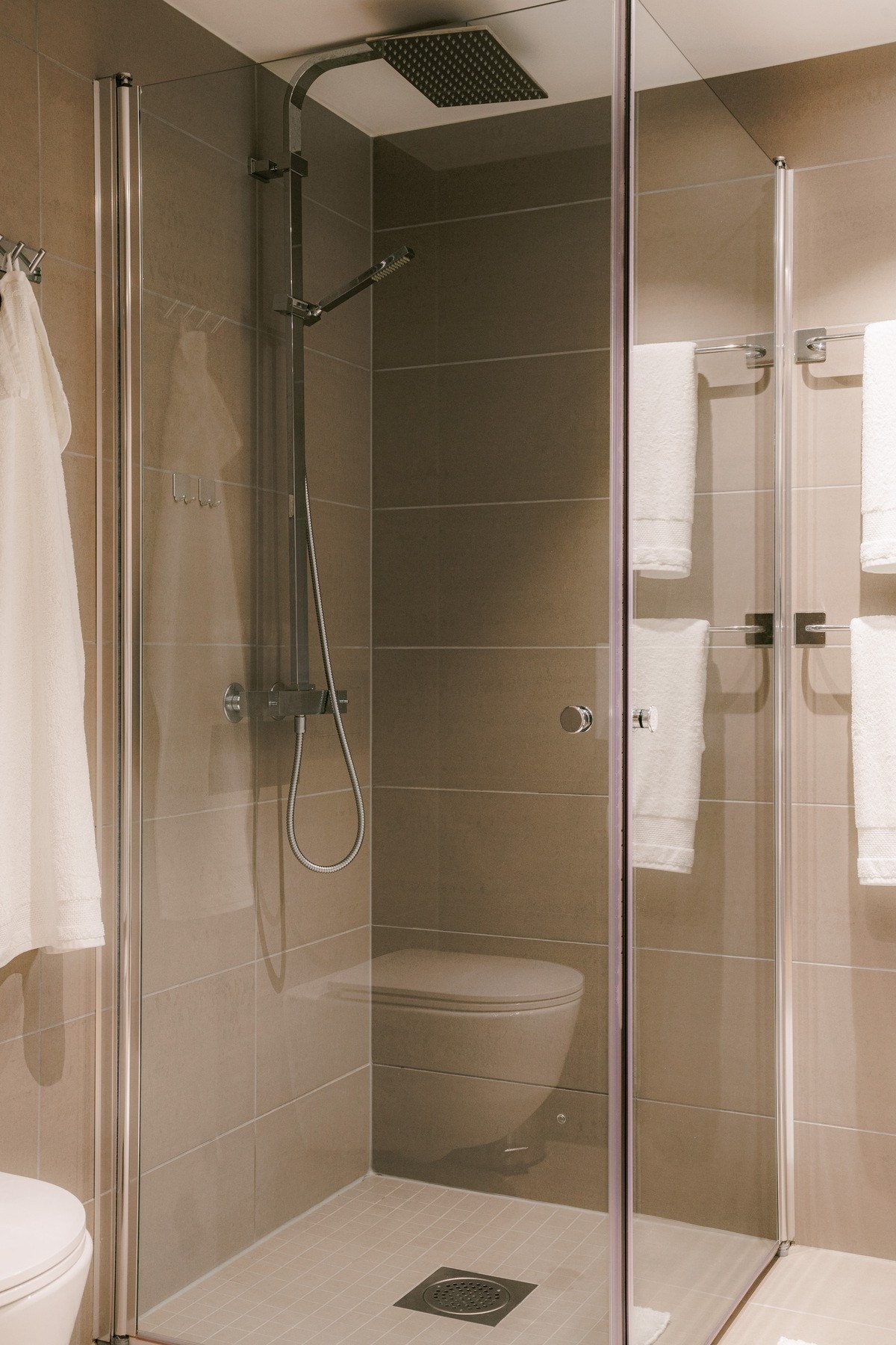 Badet har dusjhjørne med innfellbare glassdører og både hånddusj og regndusj - perfekt for en avslappende start eller avslutning på dagen. Galleribilde