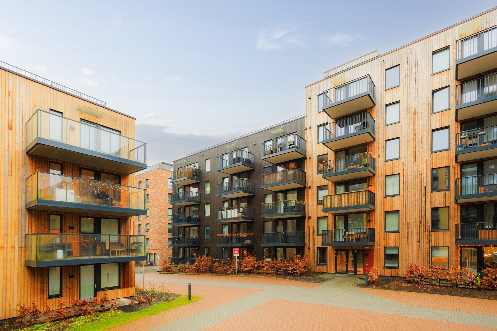 Her bor du i et attraktivt og sentralt område med kort vei til servicetilbud, kollektivtransport og populære kjøpesentre, samtidig som marka og grønne omgivelser er like i nærheten. Galleribilde