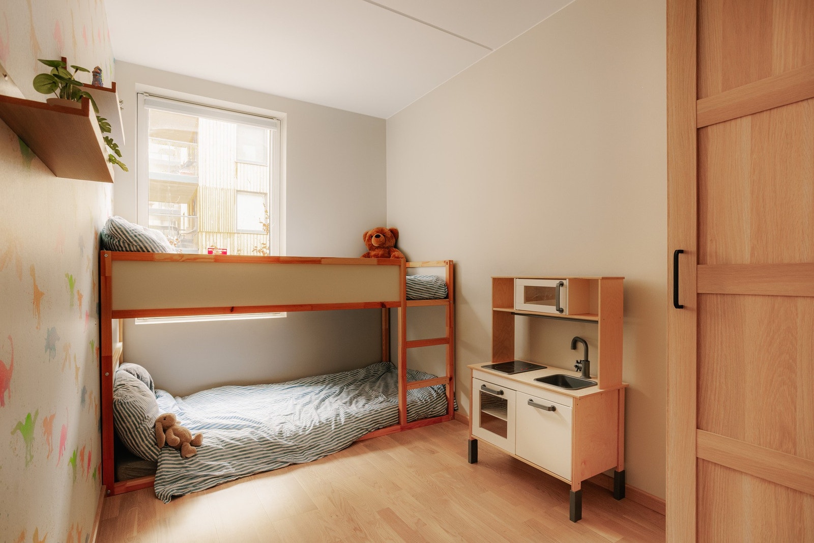 Leilighetens andre soverom gjør seg perfekt som både barnerom, gjesterom eller hjemmekontor. Galleribilde