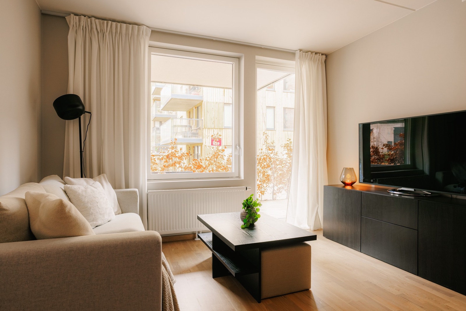 Store vindusflater slipper inn rikelig med dagslys og bidrar til en lys og luftig romfølelse. Galleribilde