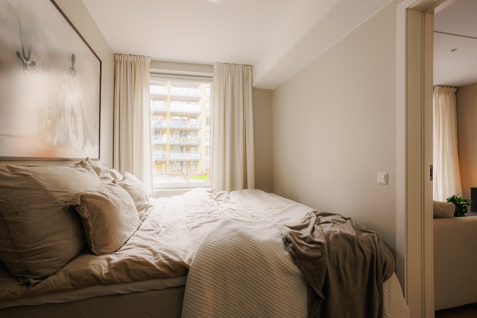 Hovedsoverommet har tilknytning til egen bod, godt med naturlig lys og plass til både dobbeltseng og nattbord. Galleribilde