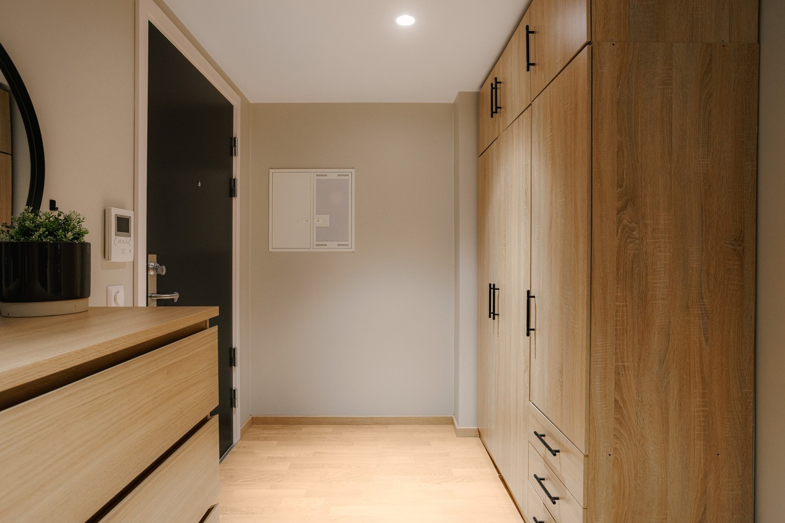 Her får du et ryddig og oversiktlig førsteinntrykk, med god plass til yttertøy, sko og oppbevaringsløsninger tilpasset hverdagen. Velkommen inn! Galleribilde