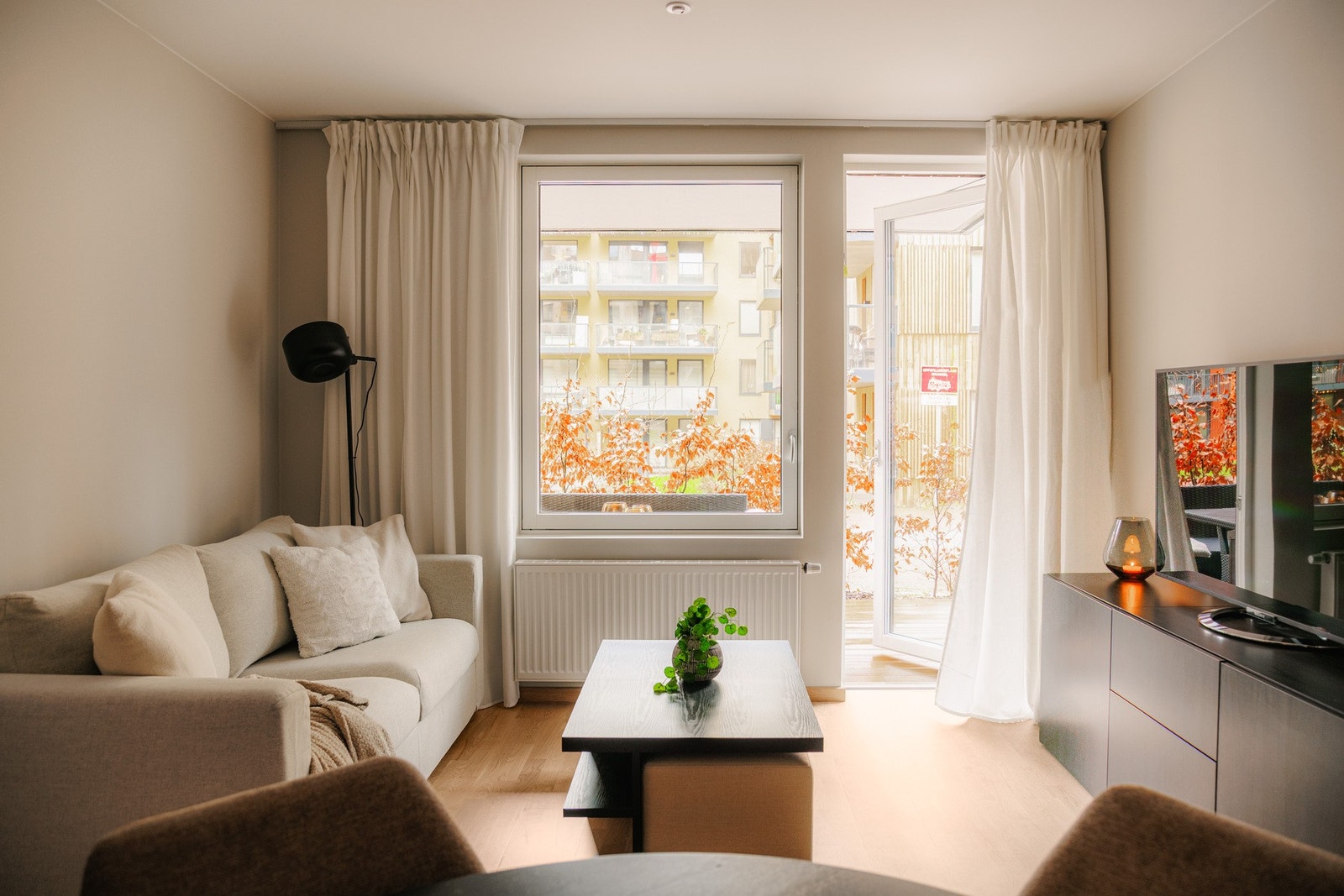 tuen fremstår som et moderne og innbydende oppholdsrom med åpen løsning mot kjøkkenet, noe som skaper en sosial og luftig atmosfære. Galleribilde