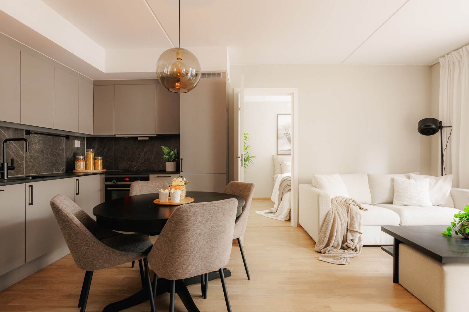 Her er det god plass til både sofagruppe, TV-løsning og spiseplass, slik at rommet enkelt kan tilpasses både rolige hverdagskvelder og sosiale sammenkomster. Galleribilde