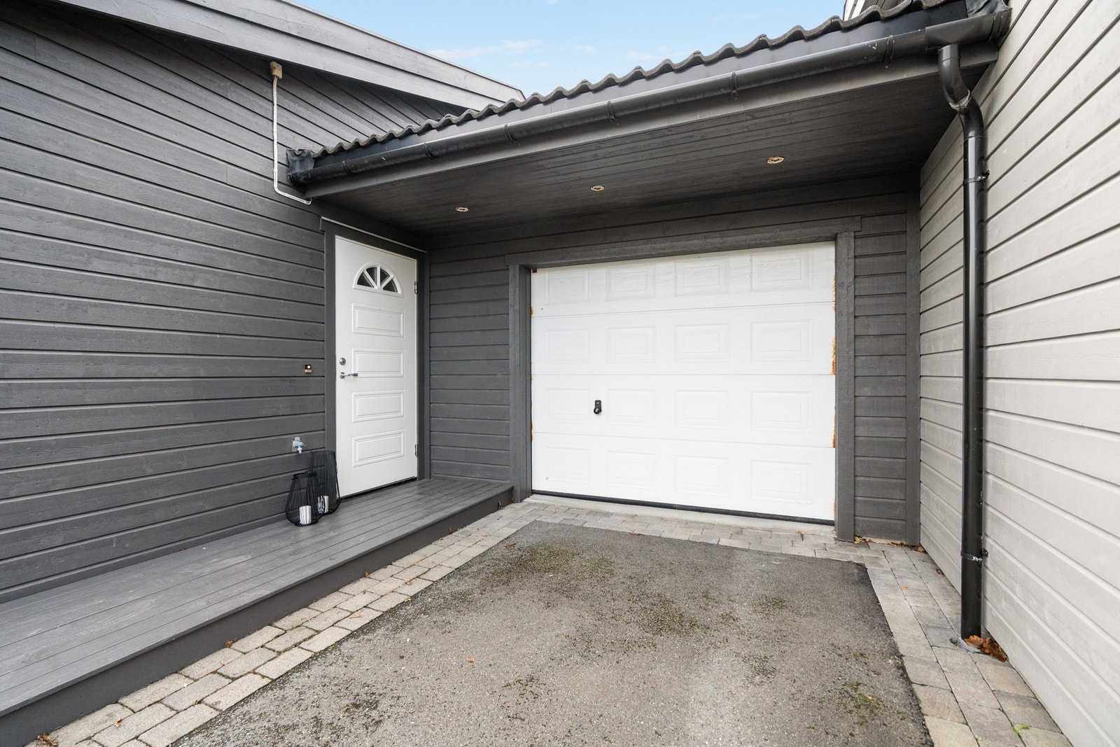 Inngangsparti og garasje Galleribilde