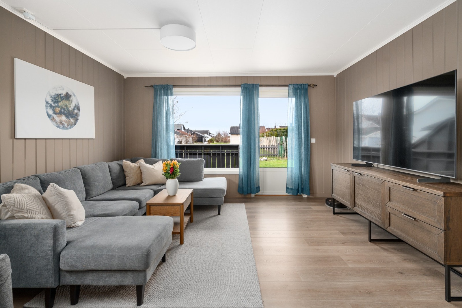 Stue med utgang til terrasse og hage Galleribilde