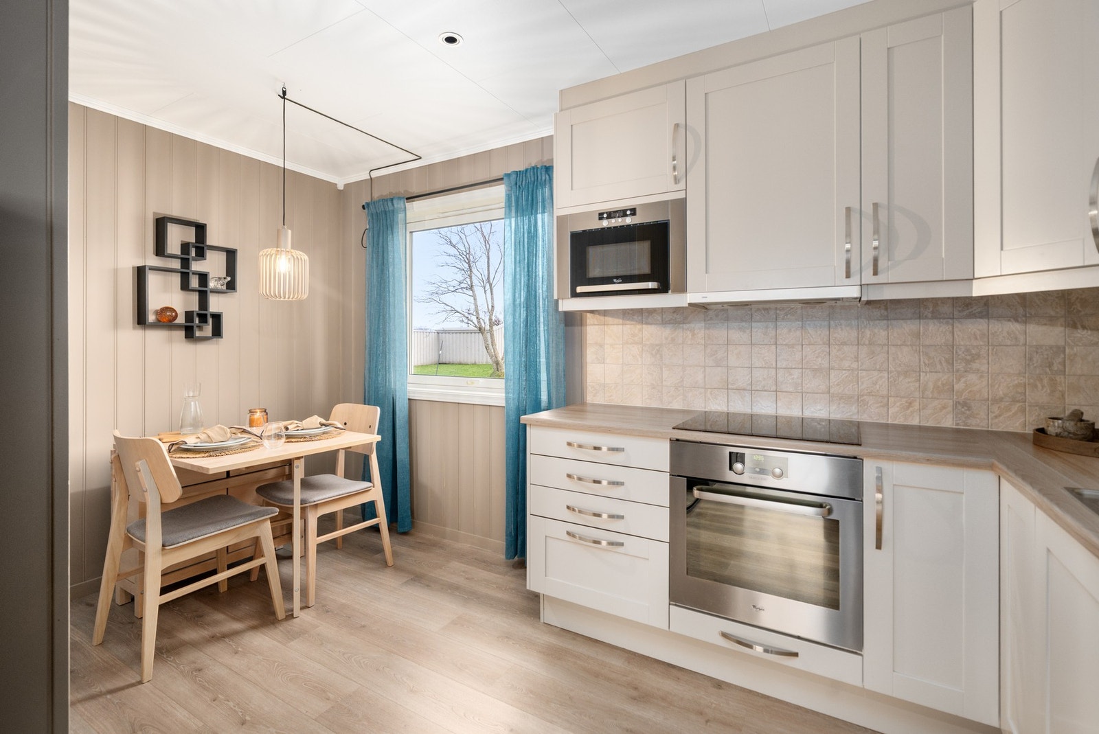 Kjøkken med en koselig spiseplass Galleribilde