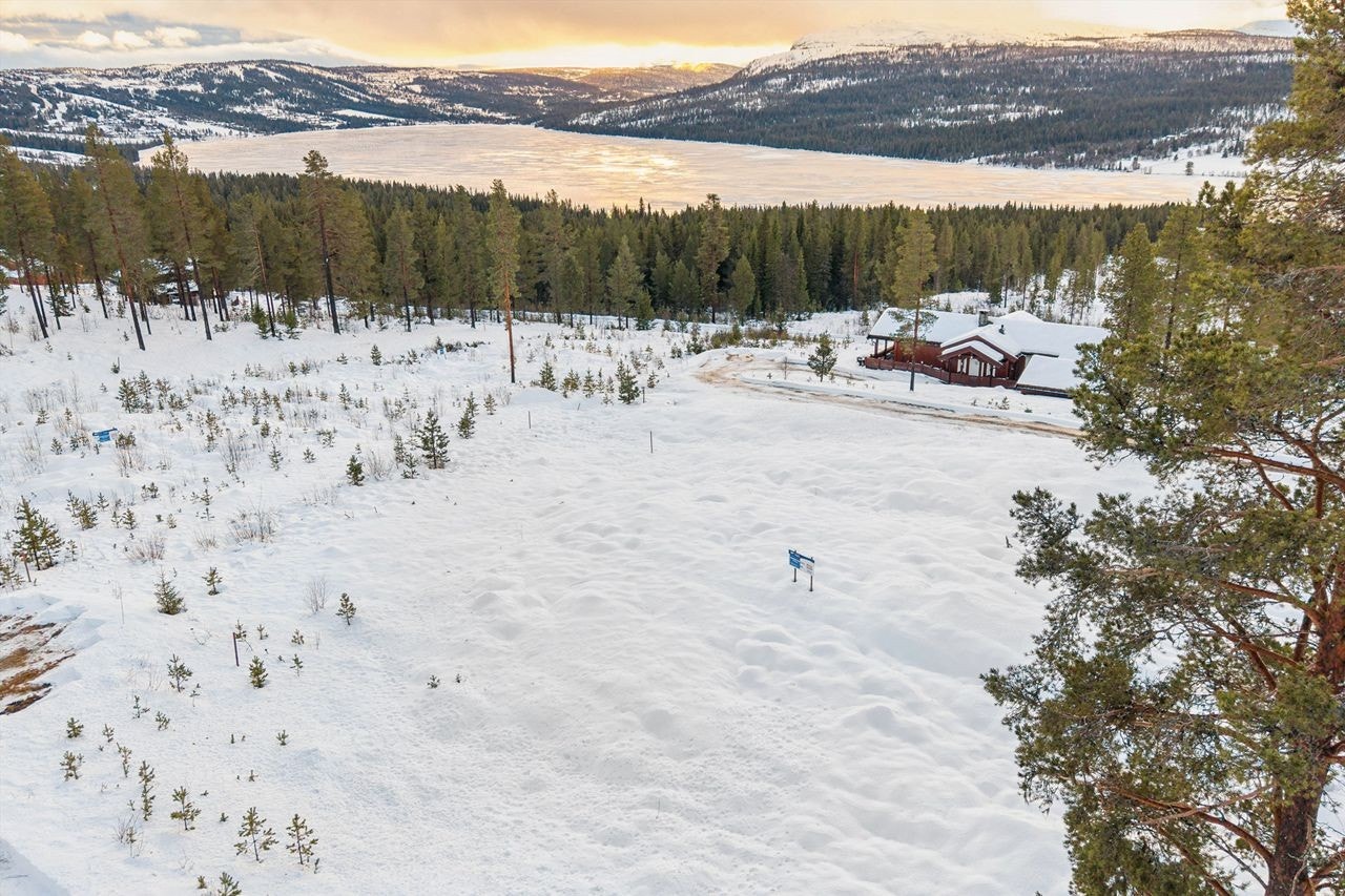 Tomten byr på gode utsiktsforhold over det omkringliggende landskapet og Gålåvatnet. Galleribilde