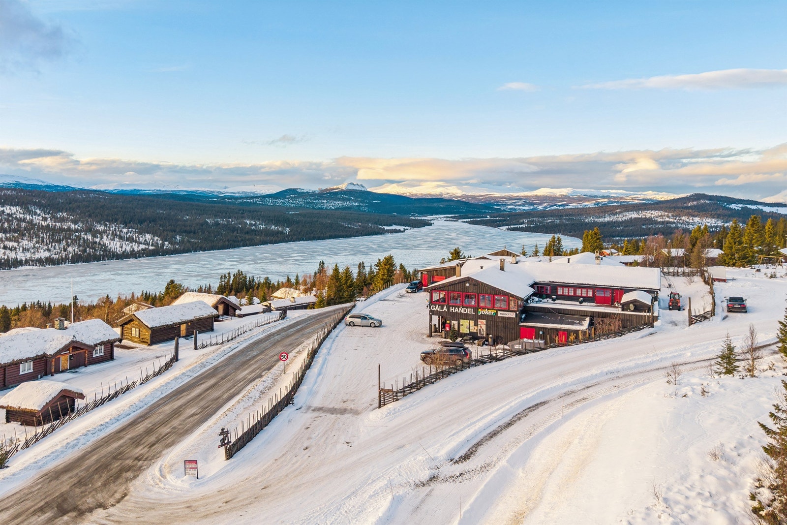 Kun en kort kjøretur unna ligger Joker Gålå, som er søndagsåpen for enkel hyttehandel. Galleribilde