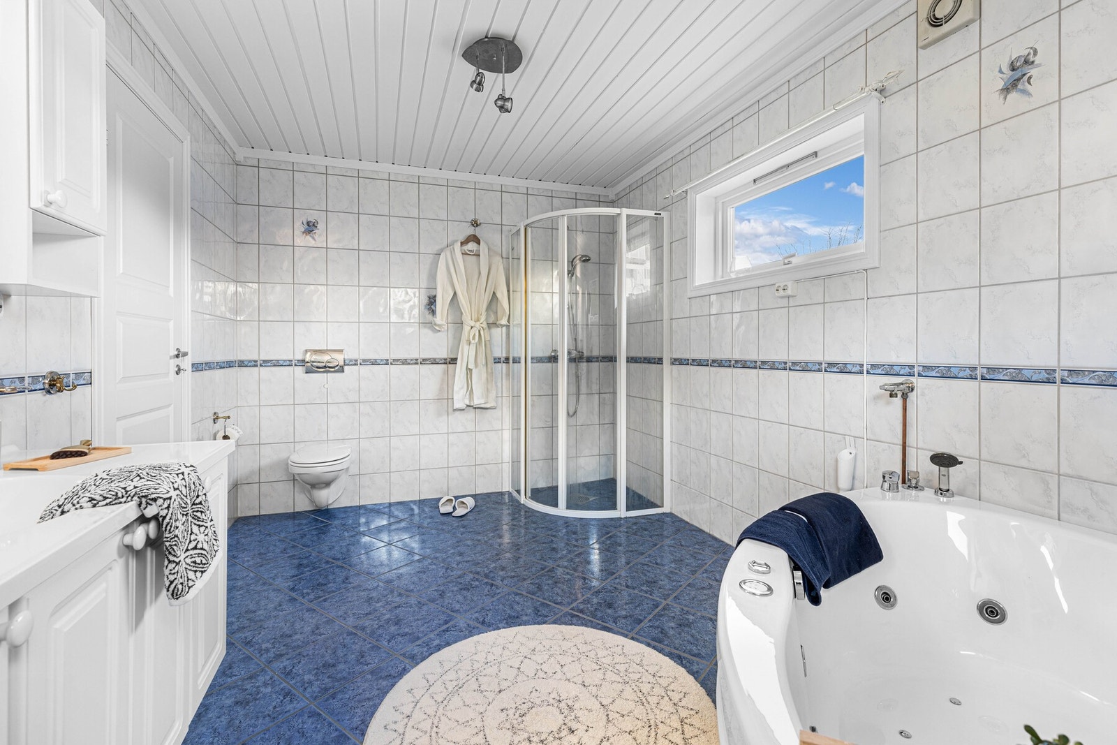 Badet har fliser på både gulv og vegger og fremstår funksjonelt og velholdt. Galleribilde