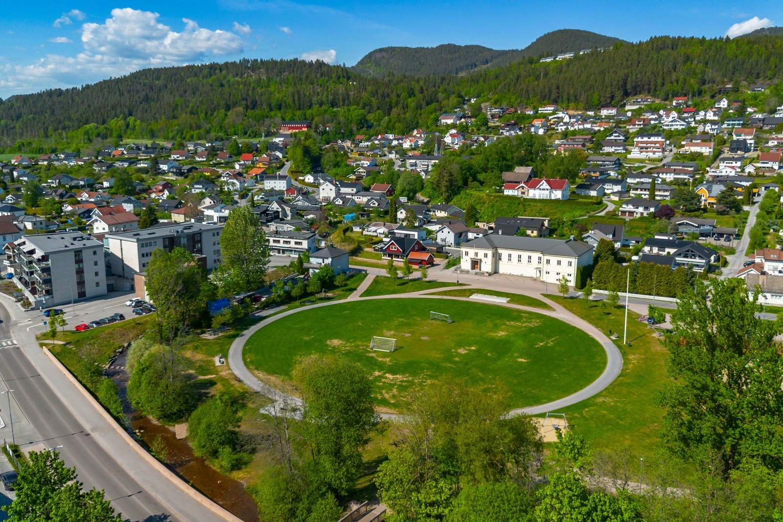 Tusenårsstedet med bla. fotballbane ligger 2,1 km unna boligen. Galleribilde