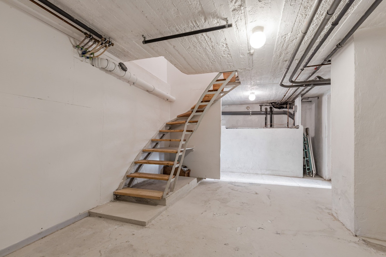 Boligen har en kjeller som består av garasje og bodplass. Galleribilde