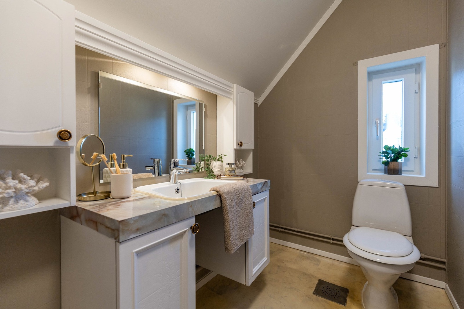 I boligens andre etasje finnes et praktisk gjestetoalett med belegg på gulv og malte veggflater. Galleribilde